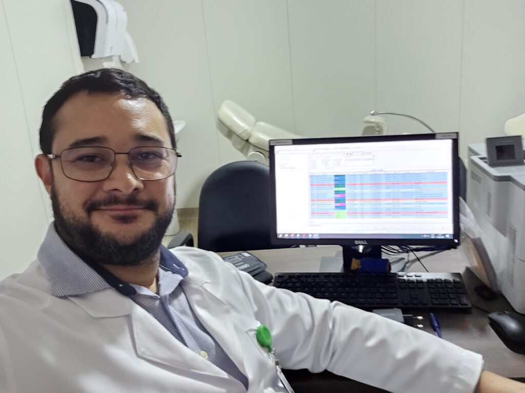 Dr Adalberto no consultório, em atendimento pré-natal