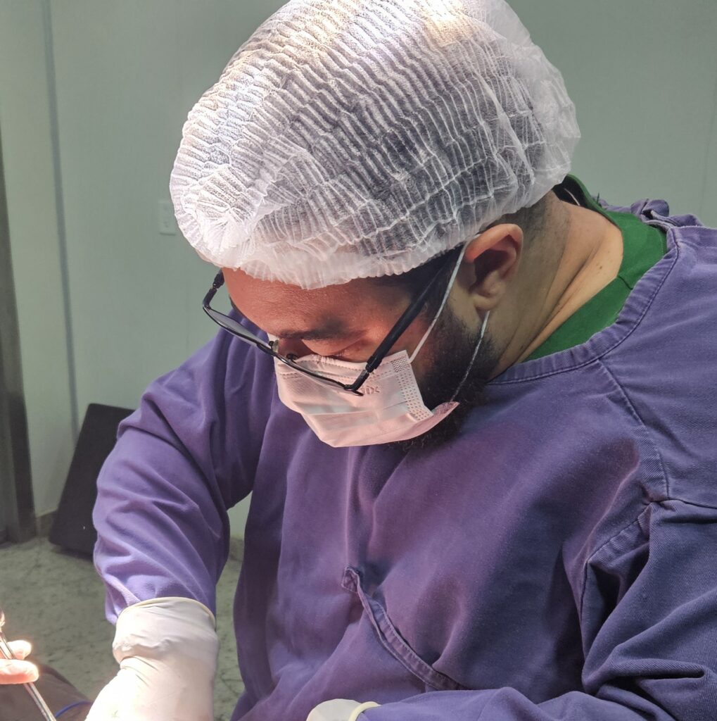Dr. Adalberto realizando uma cirurgia.