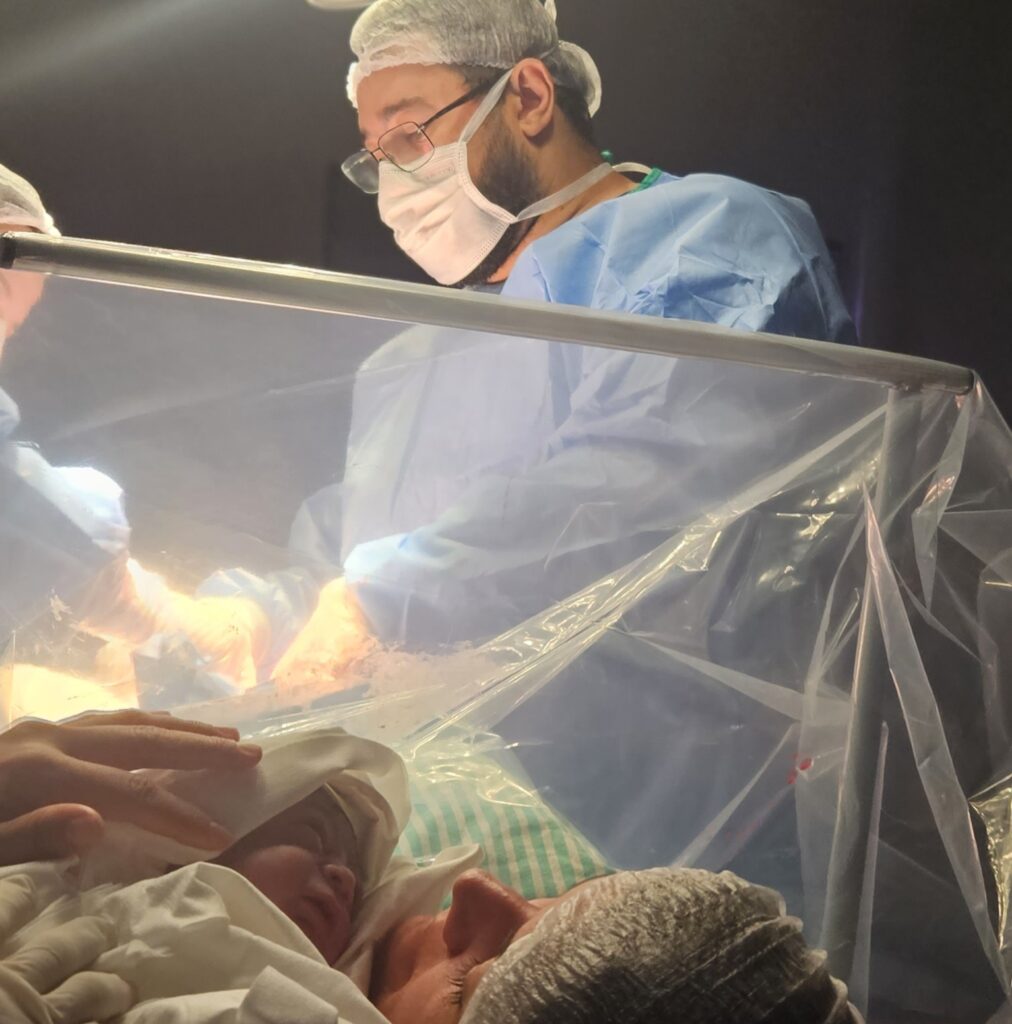 Dr. Adalberto em cirurgia cesariana.